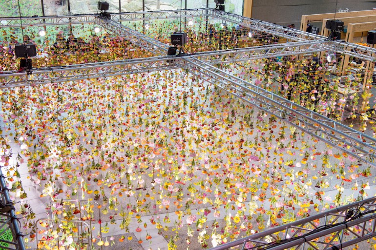 Gradina Suspendata Formata Din 30.000 De Flori Viu Colorate (7)