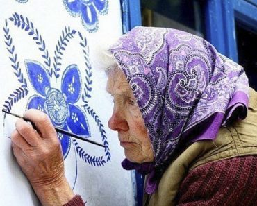 O Bunica de 87 de Ani Iubeste sa Picteze pe Case si si-a Transformat Satul intr-o Galerie De Arta 7