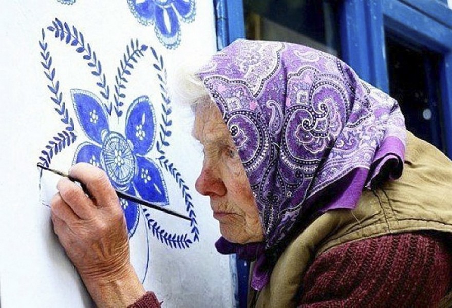 O Bunica de 87 de Ani Iubeste sa Picteze pe Case si si-a Transformat Satul intr-o Galerie De Arta 7